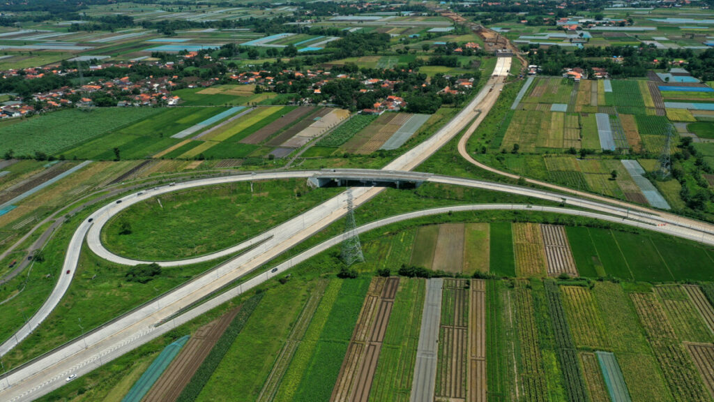 Daerah Berpacu Memanfaatkan Jalan Tol Trans-Jawa – Tutur Visual – Kompas.id