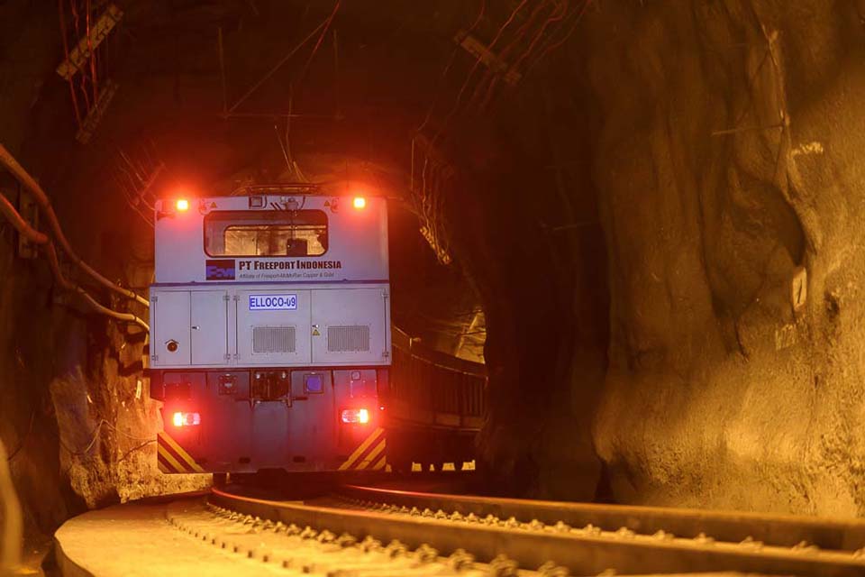 kereta memasuki lorong bawah tanah