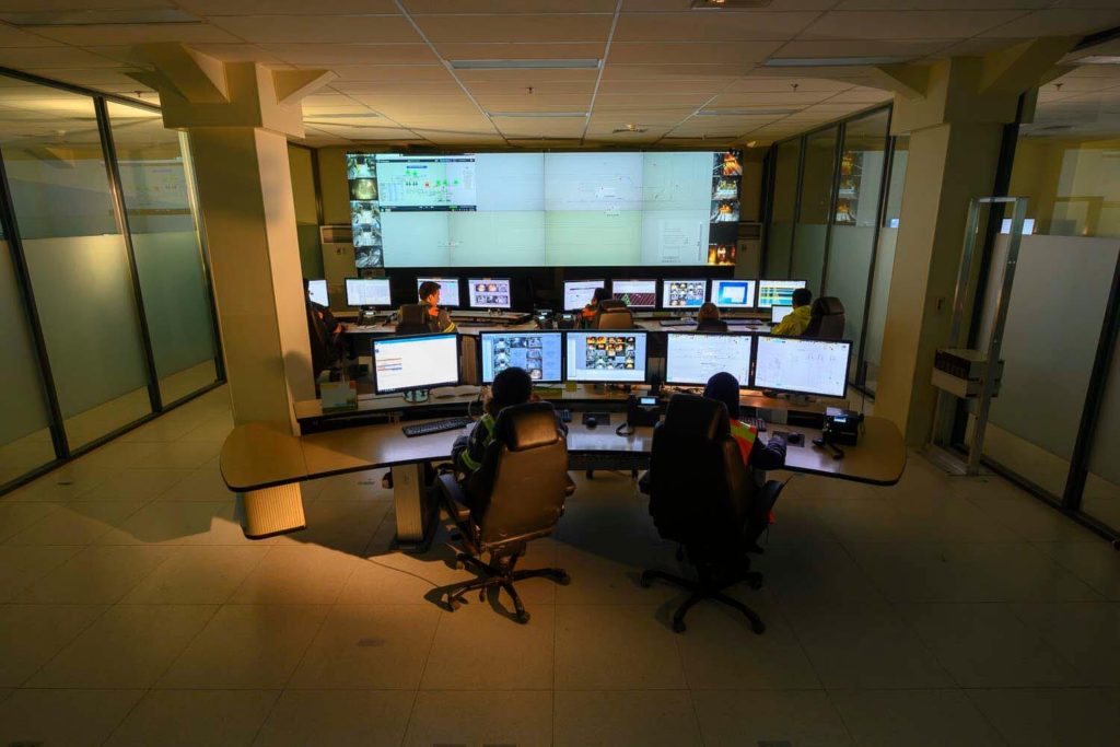 suasana ruang kontrol kantor PT Freeport Indonesia