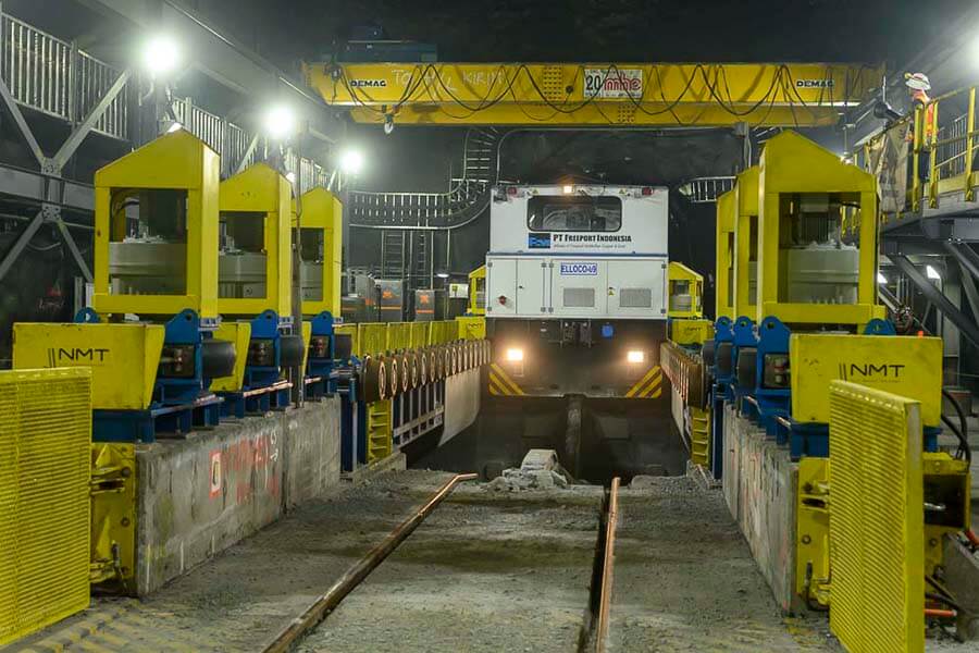 petugas mengamati kereta di bawah tanah tambang Freeport